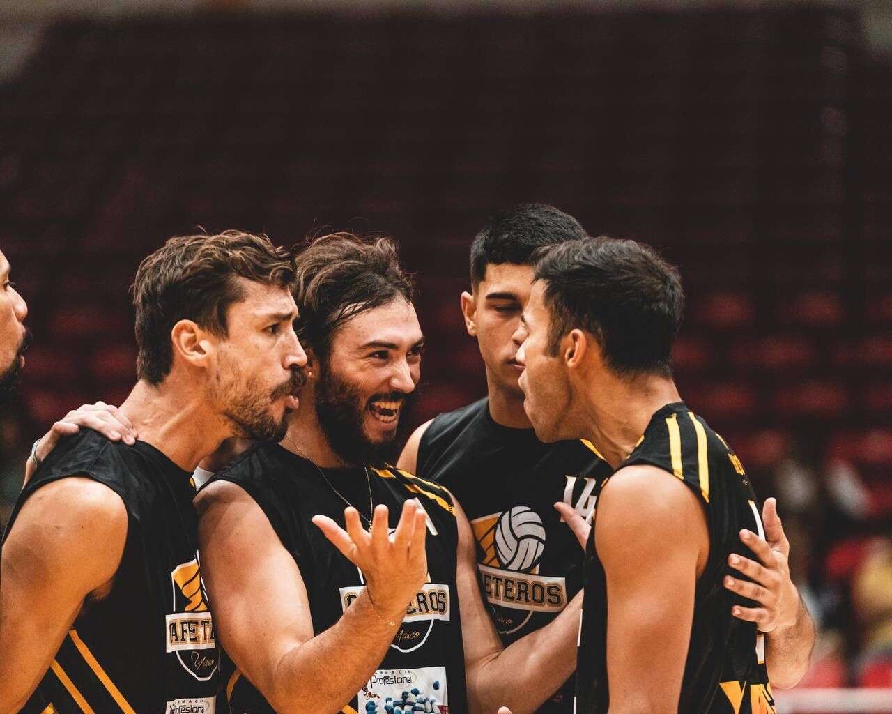 Cafeteros vencen en tres sets a los Plataneros