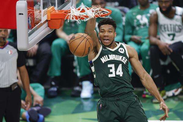 NBA: Antetokounmpo domina el duelo contra Doncic