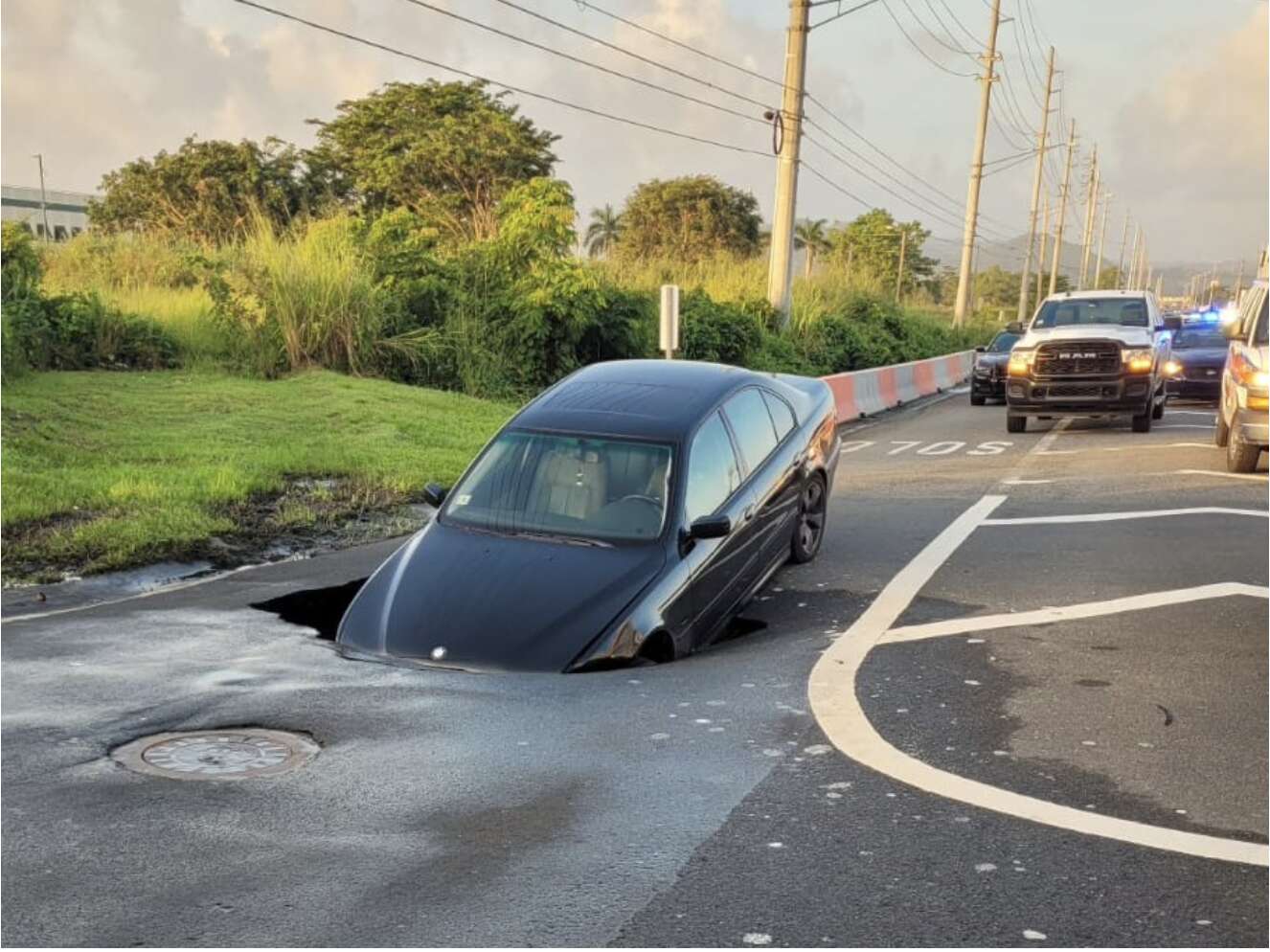 Auto cae en enorme hoyo en Humacao