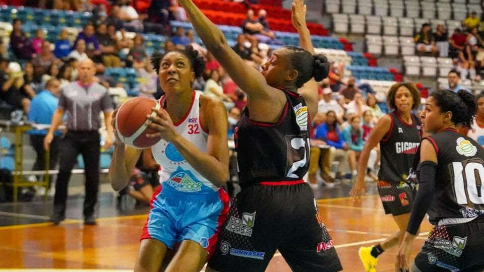 Patriotas sorprenden a las líderes Atenienses