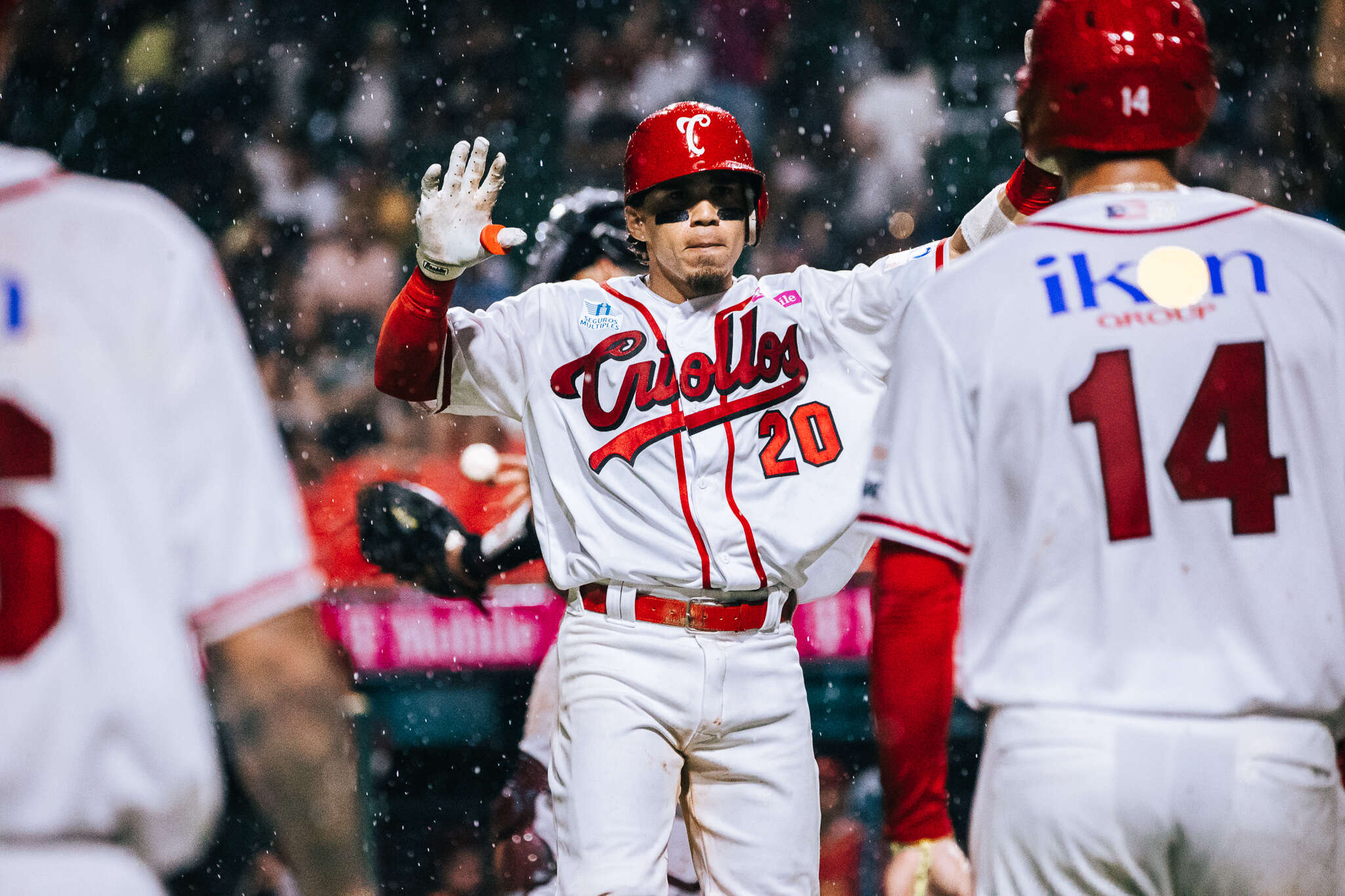 Ganan los Criollos en la inauguración del béisbol invernal