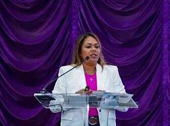 Gobernador hace guiño a procuradora interina de la Mujer