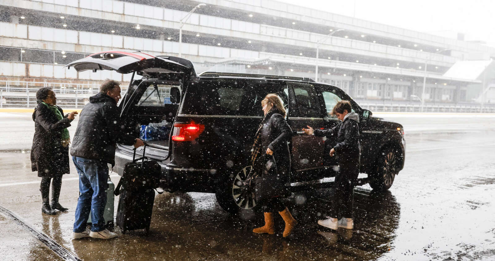 Miles de vuelos cancelados y varios aeropuertos ya cerrados por la tormenta de nieve