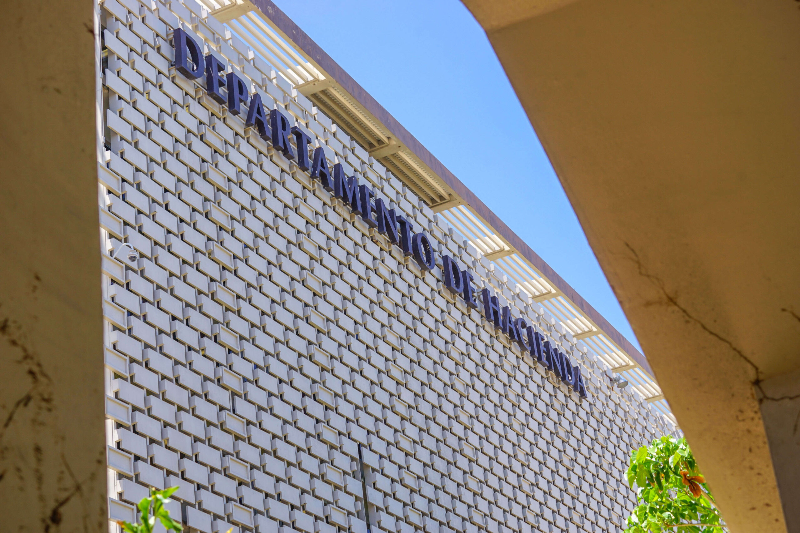 Hacienda subastará carros de lujo embargados a Chris Agront