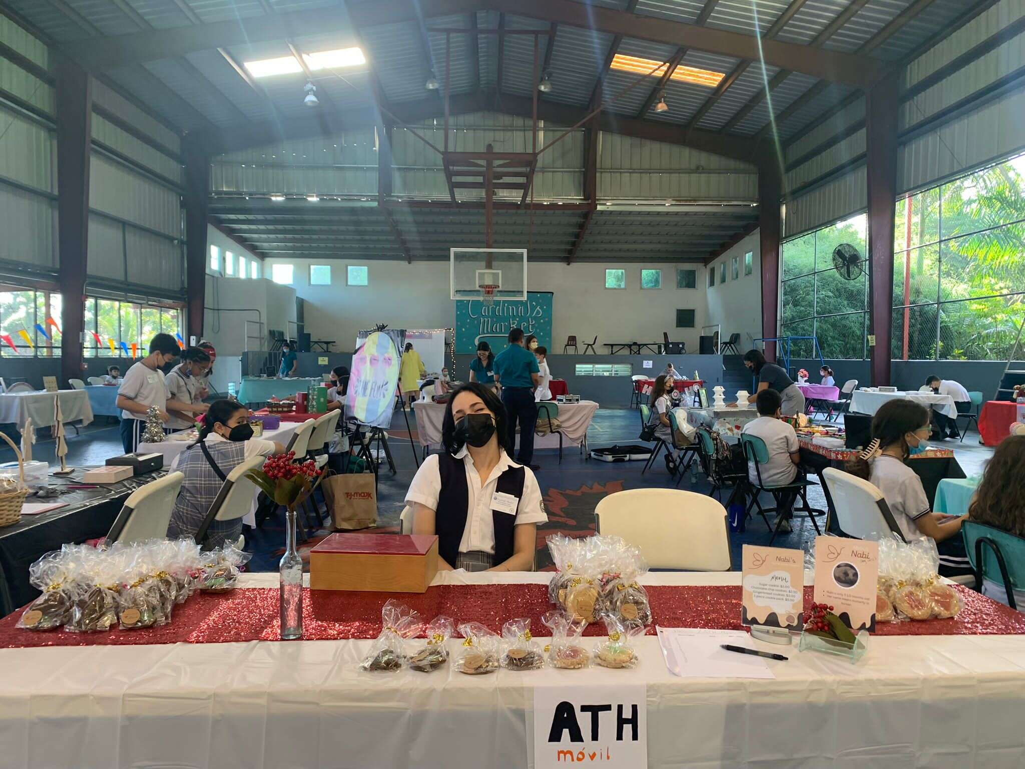 Estudiantes de colegio en Caguas presentan sus productos en mercado estudiantil