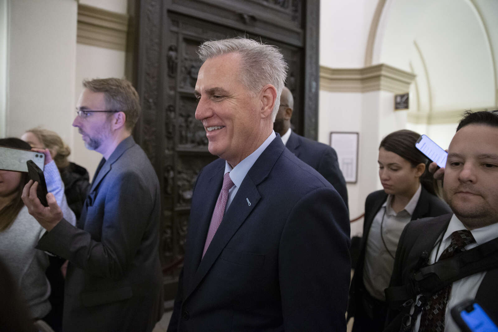 Tras 15 intentos, McCarthy consigue los votos y se convierte en presidente del Congreso