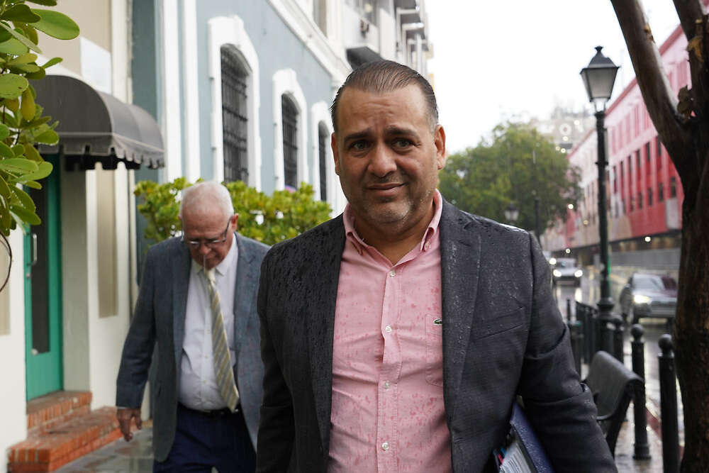 Sixto George se expresa mientras el jurado delibera