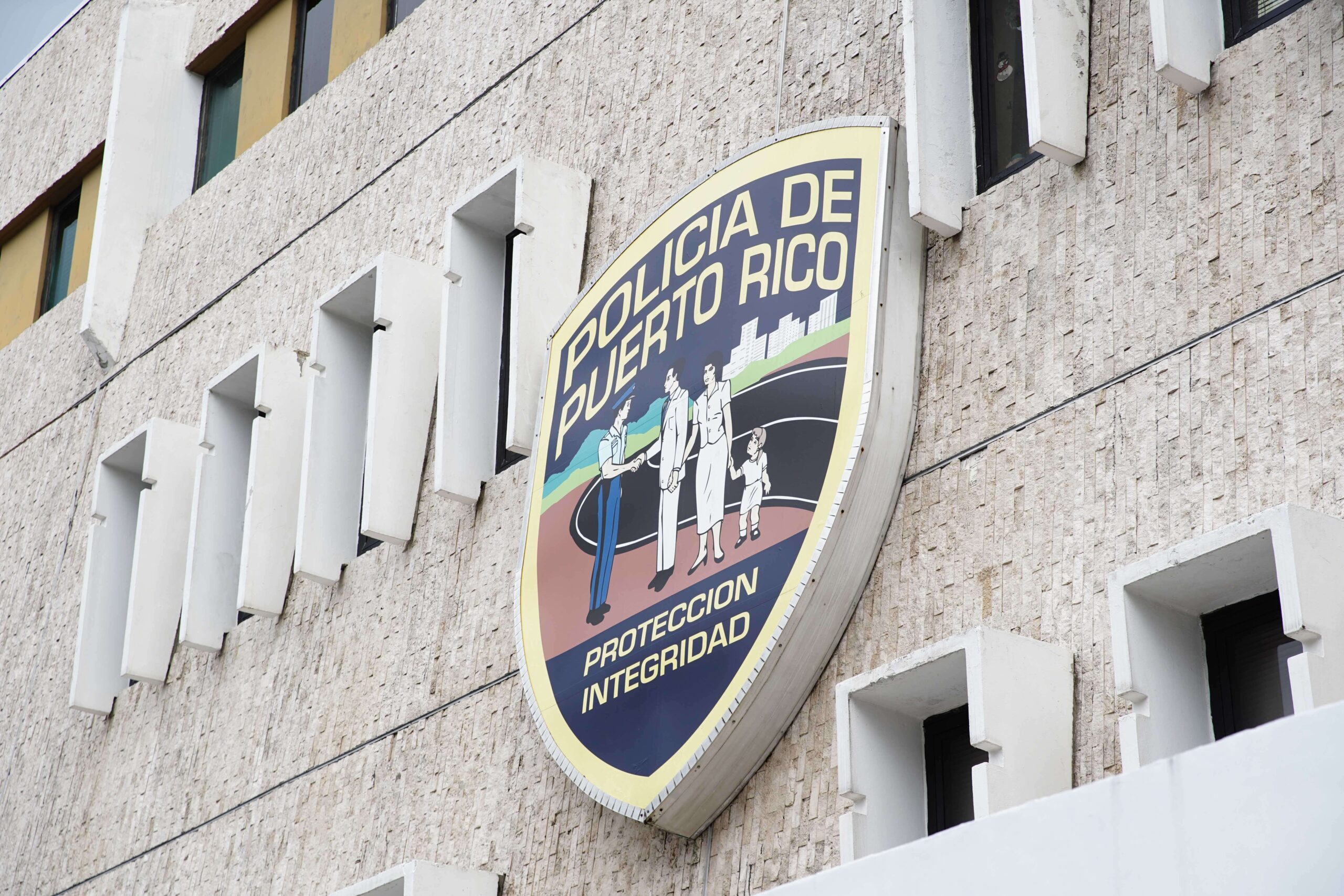 Hombre provoca persecución policíaca y abandona carro con bebé