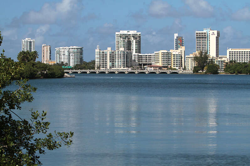 Alertan sobre alegado desbordamiento de aguas residuales en laguna del Condado