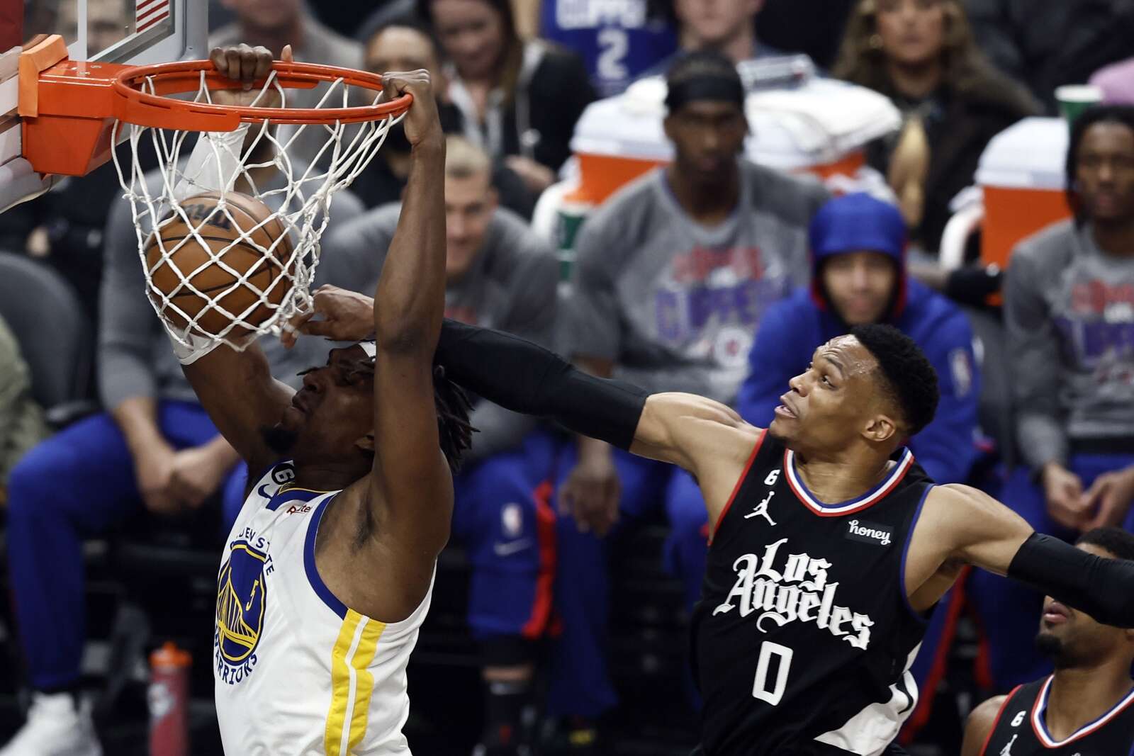 Curry mete 50, pero sigue la mala racha de los Warriors