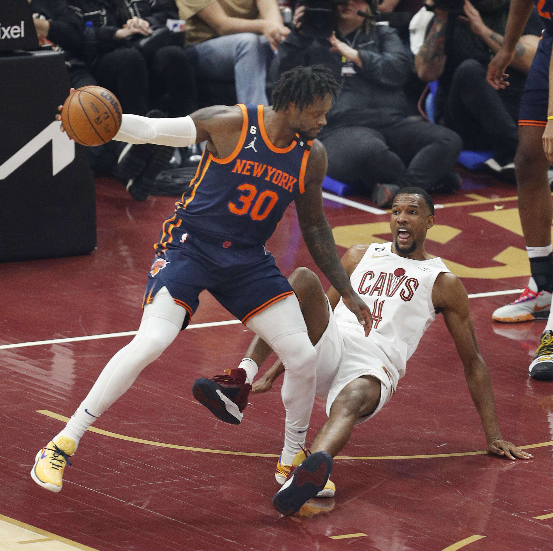 Los Knicks rematan a los Cavaliers pero pierden a Randle por lesión