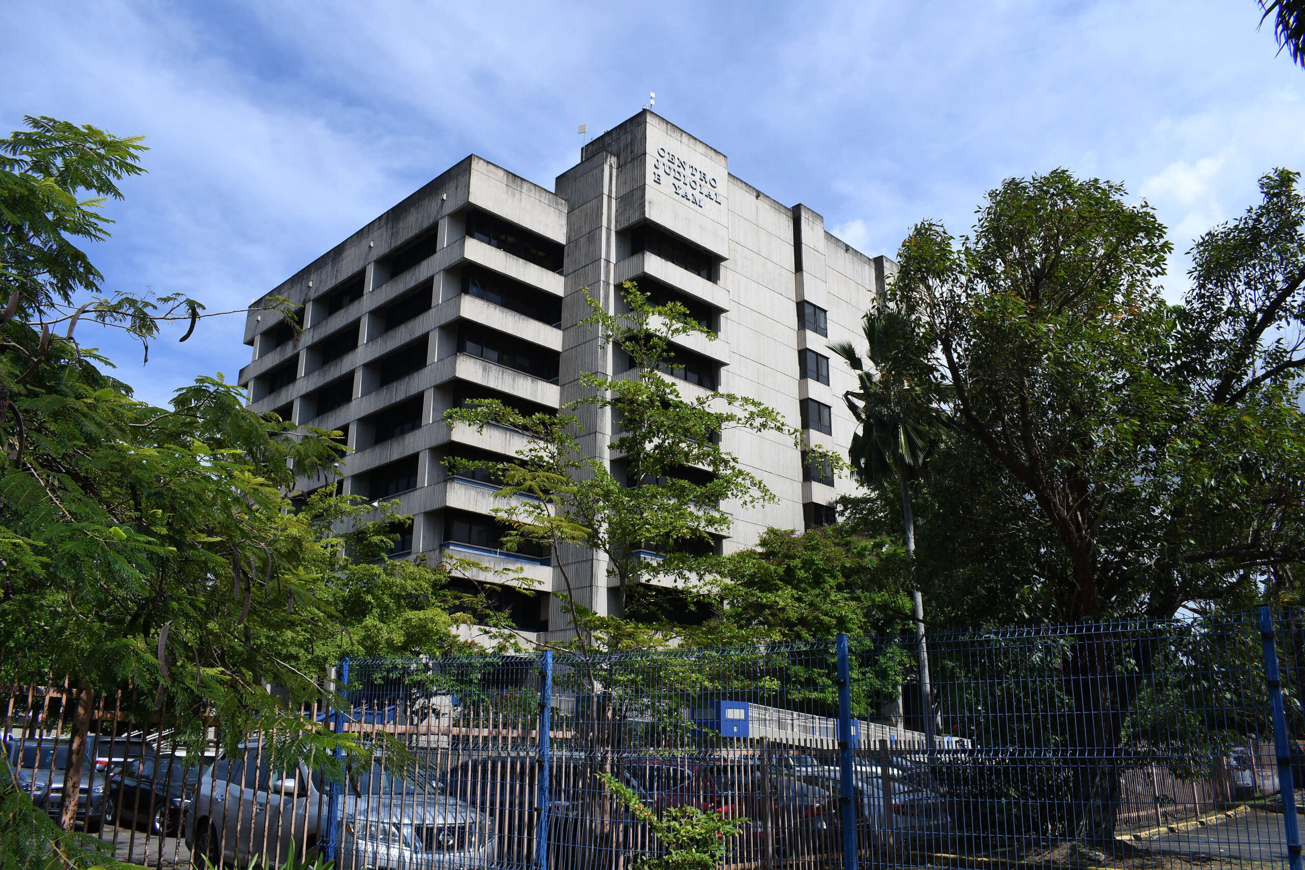 Acusan a mamá que dejó solos en un cuarto a sus hijos para irse a janguear