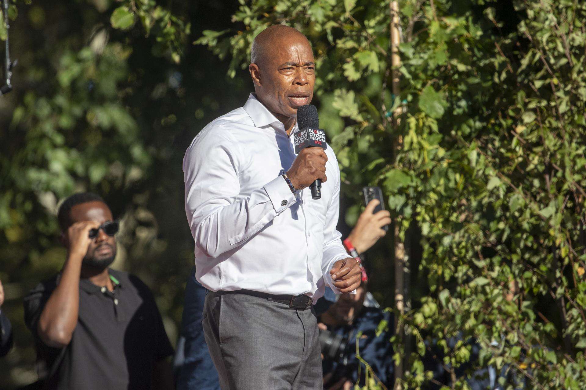 Nueva York prohíbe por ley discriminar a una persona por su peso o estatura