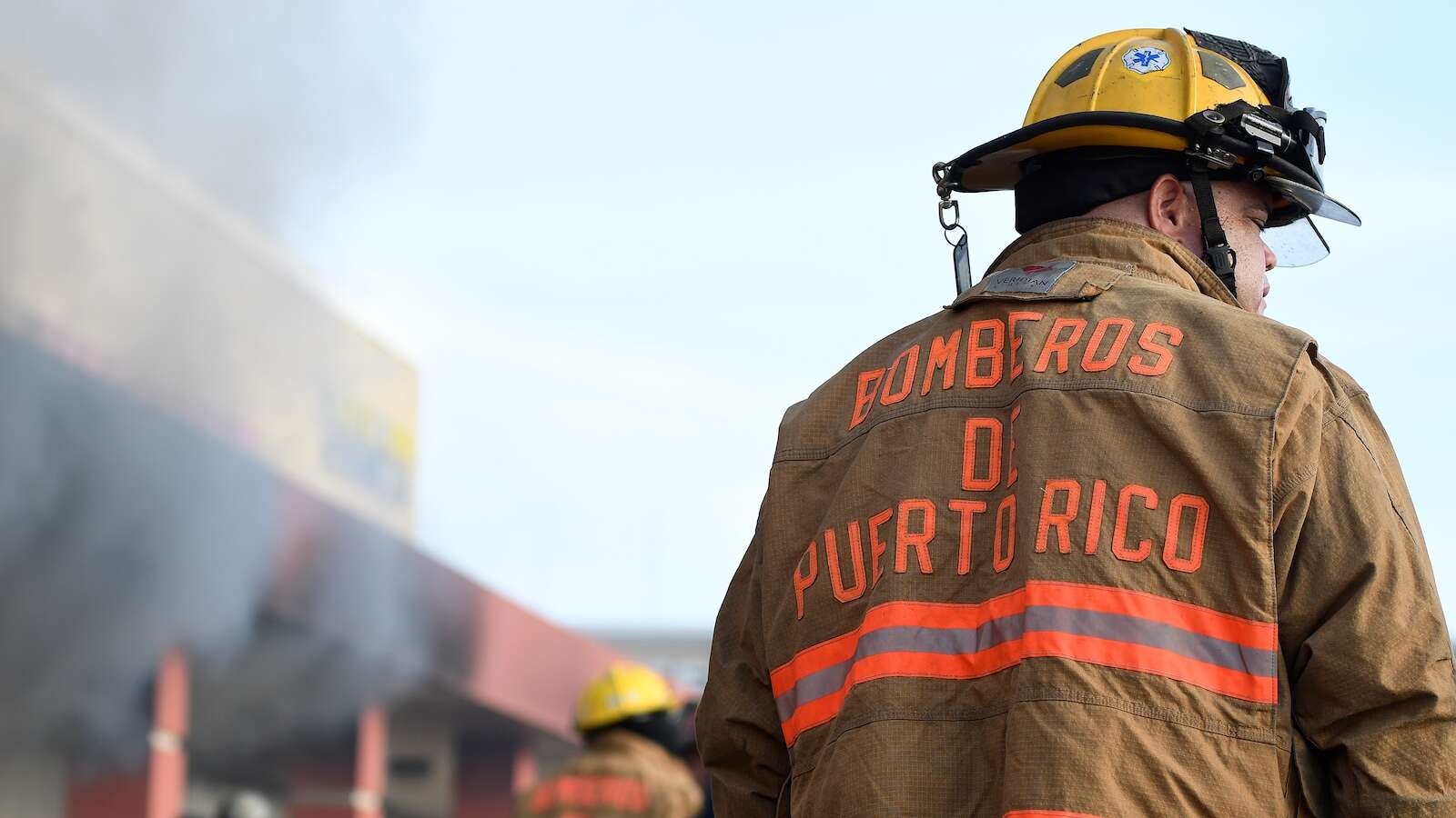 Periodista Carlos Weber sufre quemaduras durante incendio
