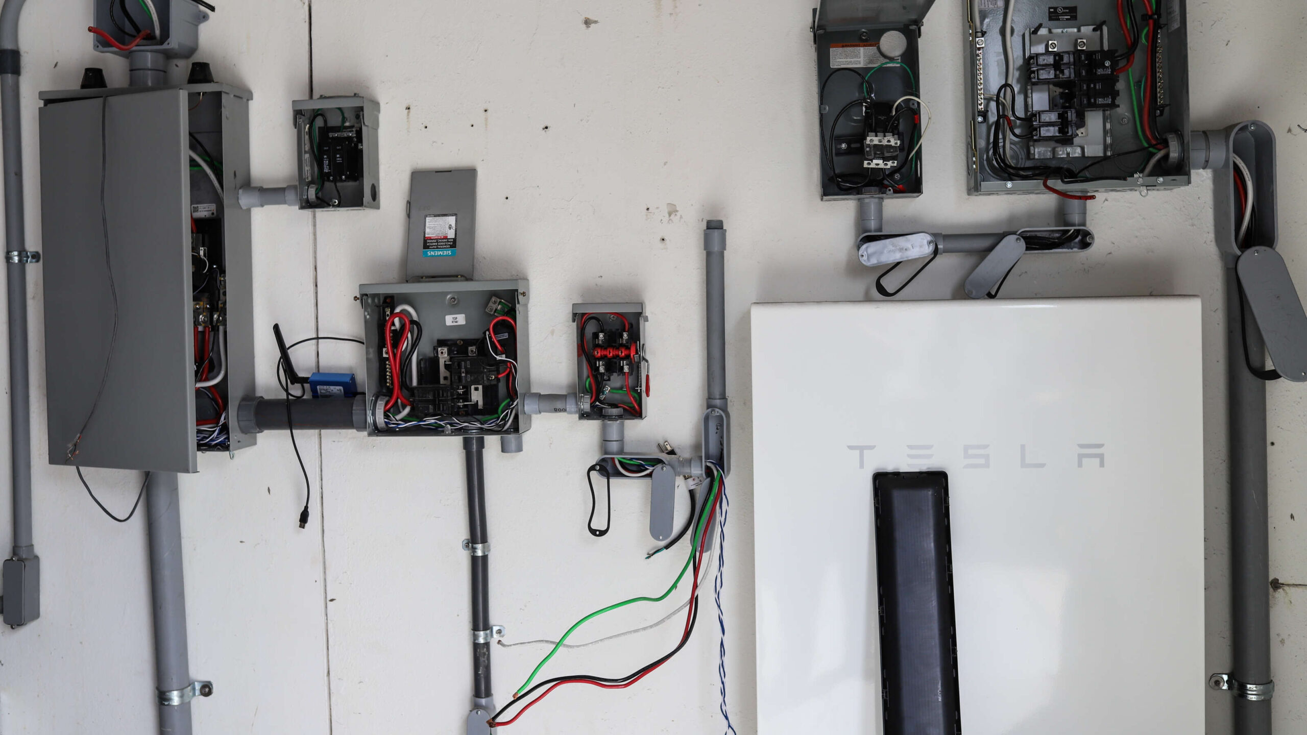 DACO exhorta a pedir certificados de cumplimiento antes de contratar sistemas energía