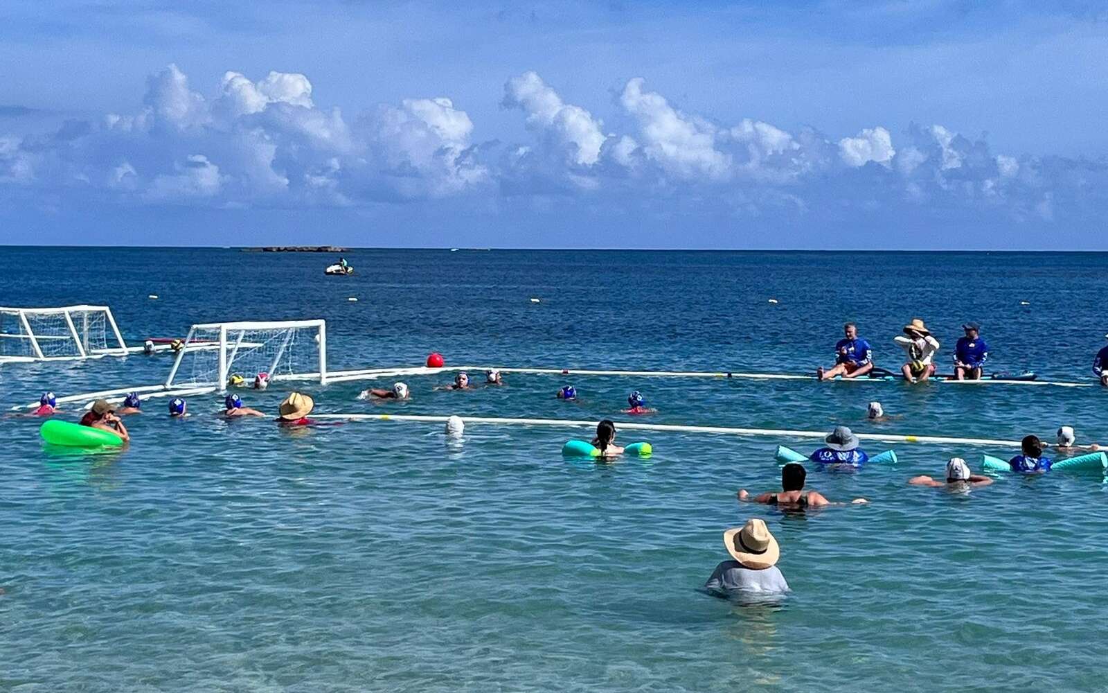 Nutrida participación infantil en circuito playero de polo acuático