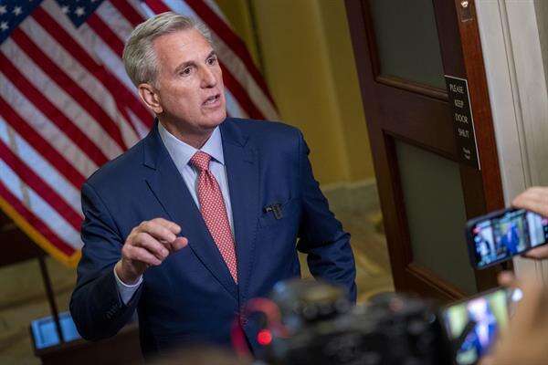 Republicanos amenazan a Biden con un juicio político