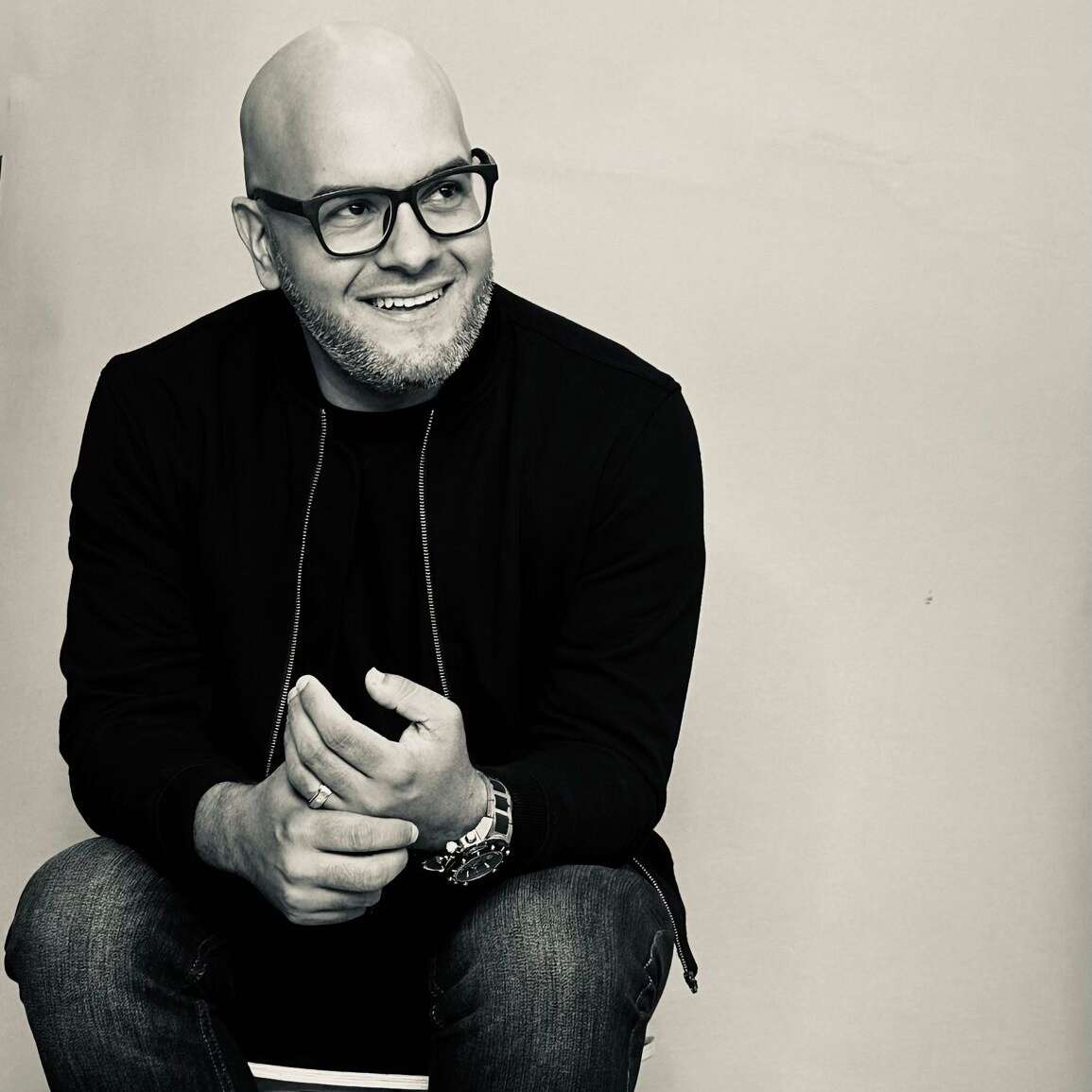 Alex Castro consolida su propuesta musical con «Tu mano»