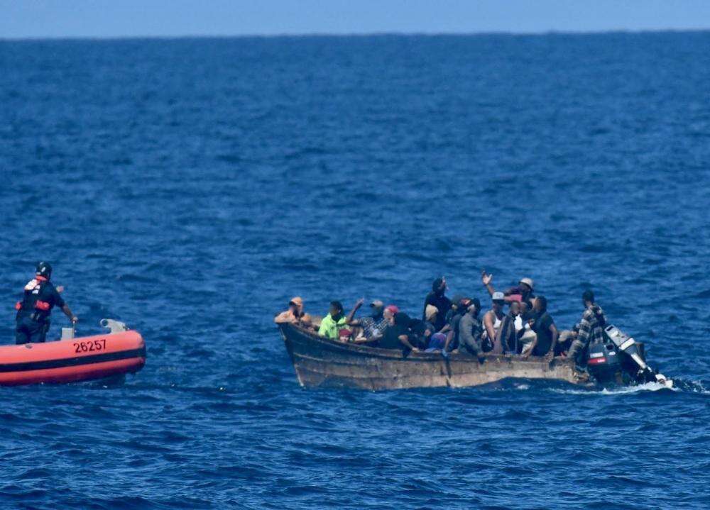 Interceptan embarcación con 35 personas a bordo cerca de Aguadilla