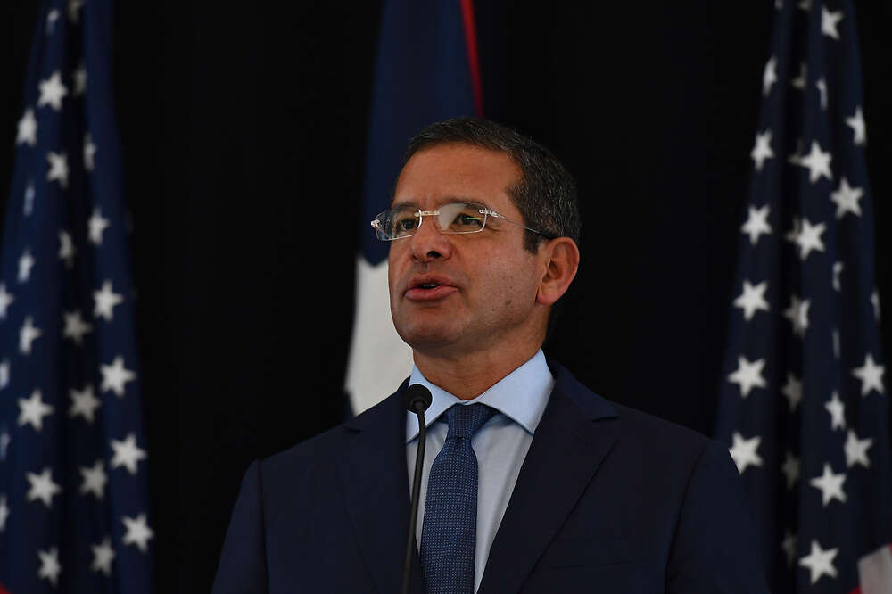 Convierten en ley medida que facilita que empleados transitorios en el gobierno logren plazas regula