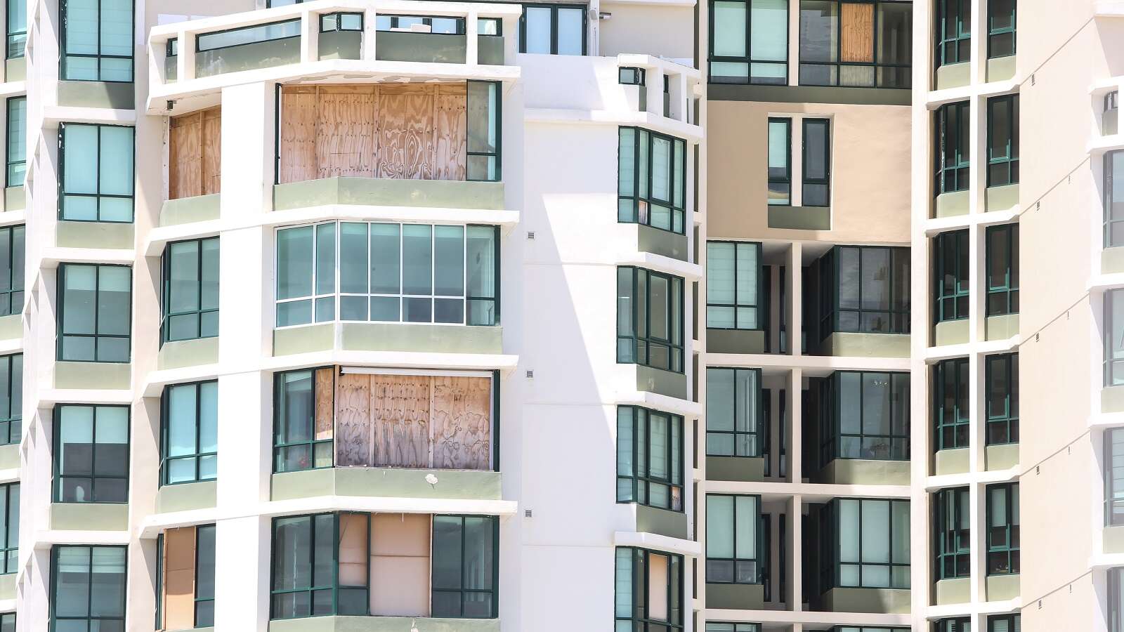 Condominios fueron campo fértil para fraude de seguros tras María, plantea demanda