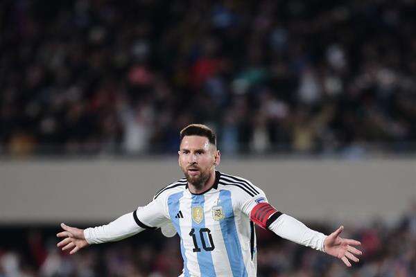 Messi se somete a estudios médicos tras solicitar ser sacado de un partido