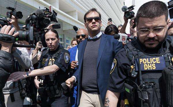 La Cámara Baja revela que el republicano Santos se embolsó dinero de su campaña