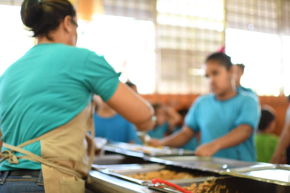 Es ley el proyecto que aumenta el salario de los empleados de comedores escolares a $12 la hora