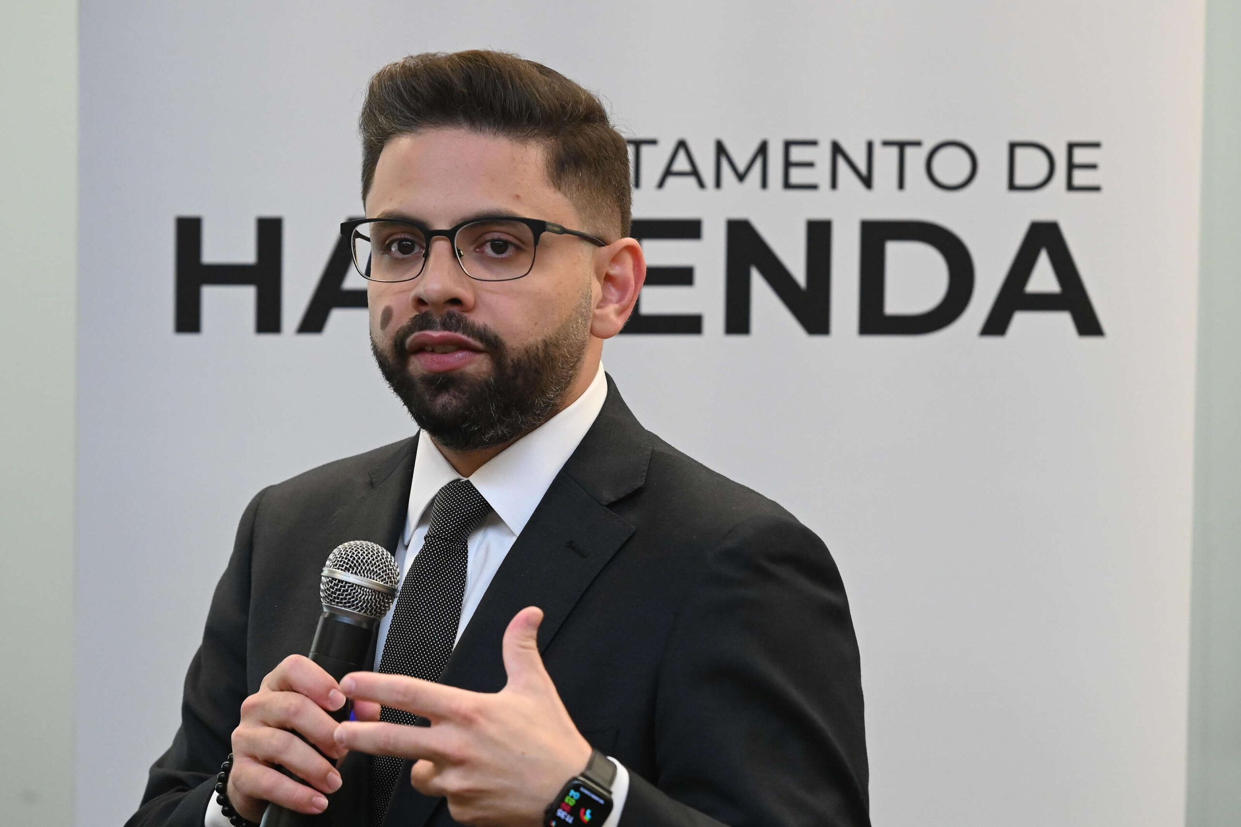 Renuncia el secretario de Hacienda, Francisco Parés