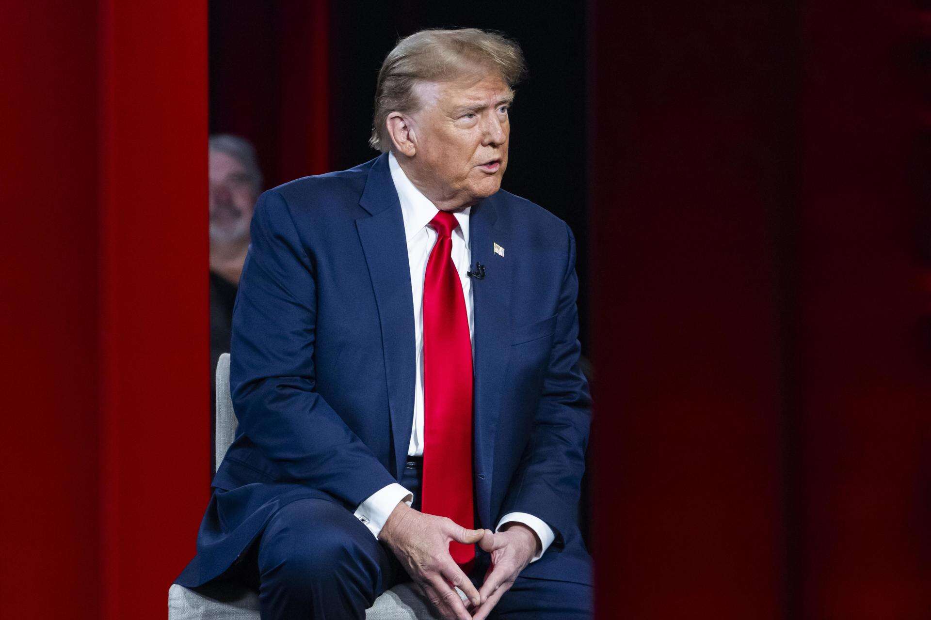 Trump pone presión a Biden para debatir en público