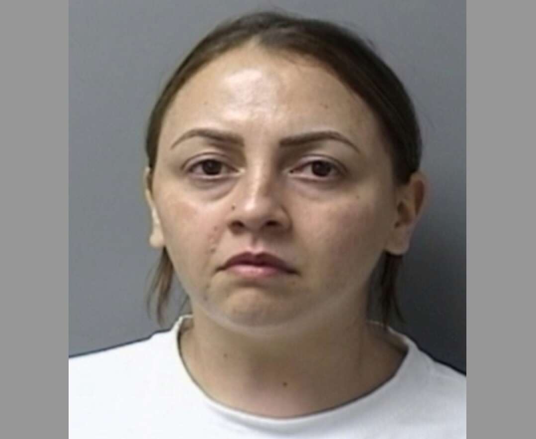 Radican cargos contra mujer por violencia de género