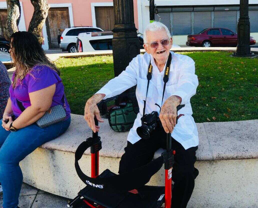 A sus 95 años, todavía inmortaliza con su lente las procesiones de Viernes Santo