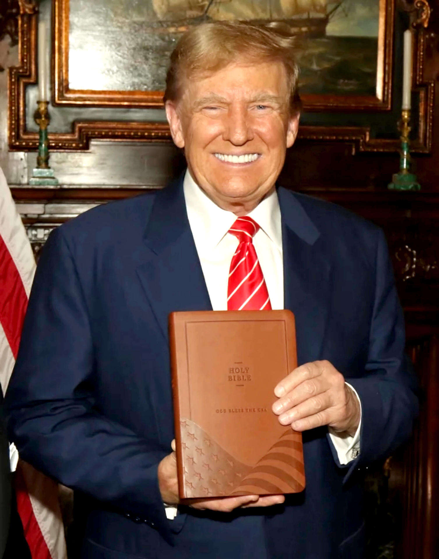 Donald Trump vende biblias y ruega por donaciones en la Semana Santa