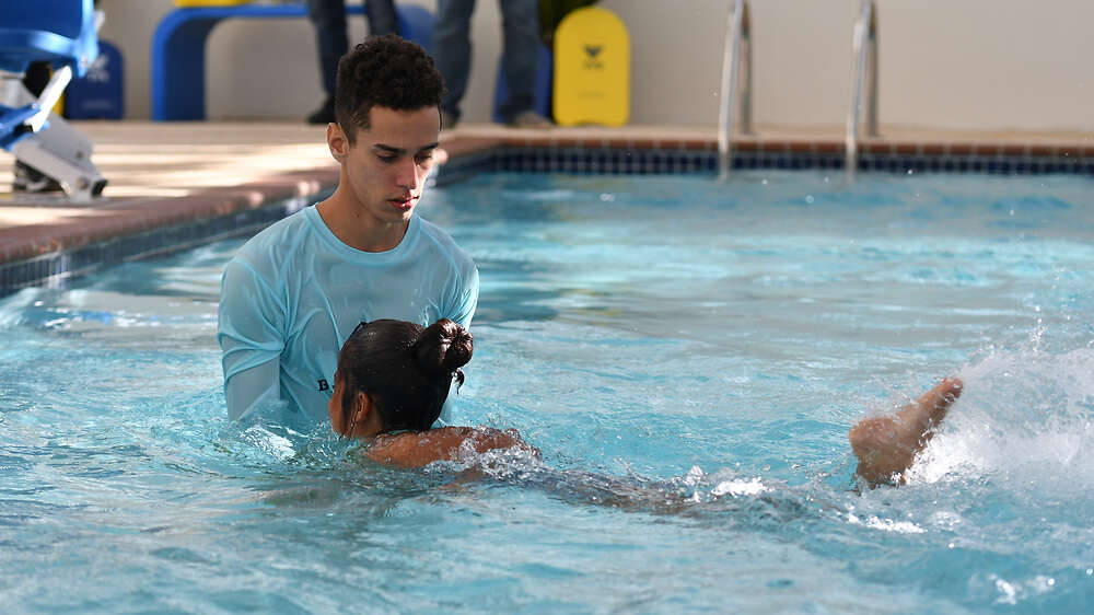 Proyecto para reducir ahogamiento de menores en piscinas enfrenta objeciones del gobierno