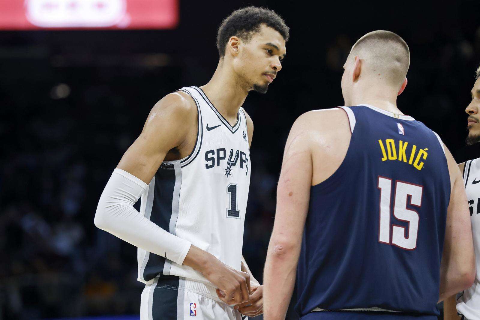 Intenso duelo entre Jokic y Wembanyama