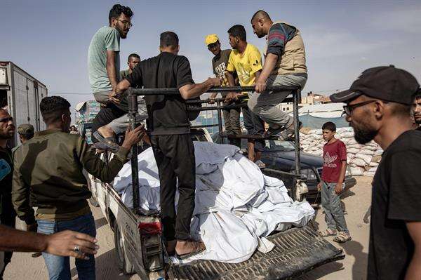 Al menos 21 muertos y 64 heridos en ataques israelíes sobre campos de desplazados de Rafah