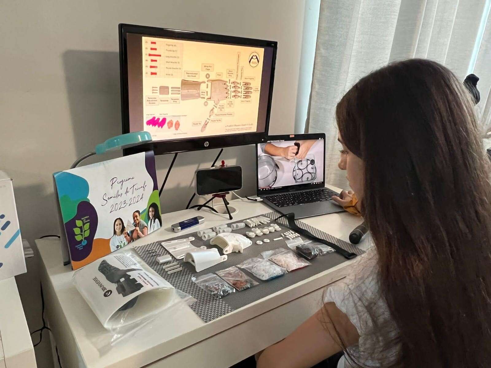 Adolescente boricua crea prótesis de mano tridimensional