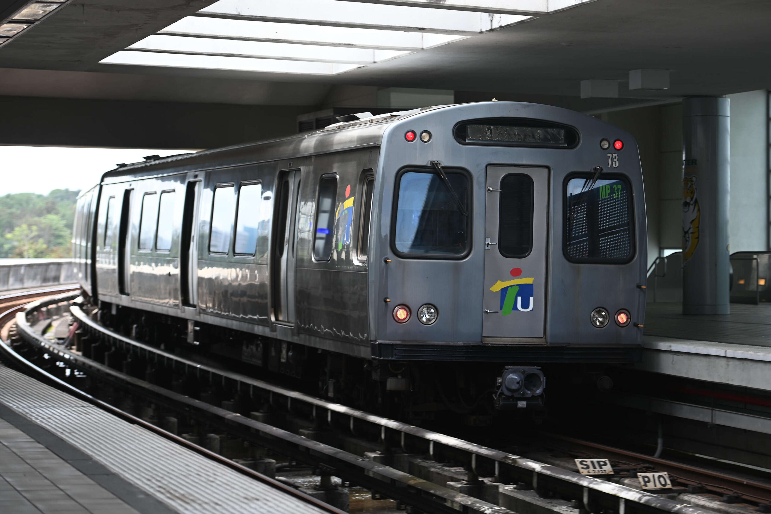 Hombre se lanza sobre las vías del tren cerca de la estación San Francisco