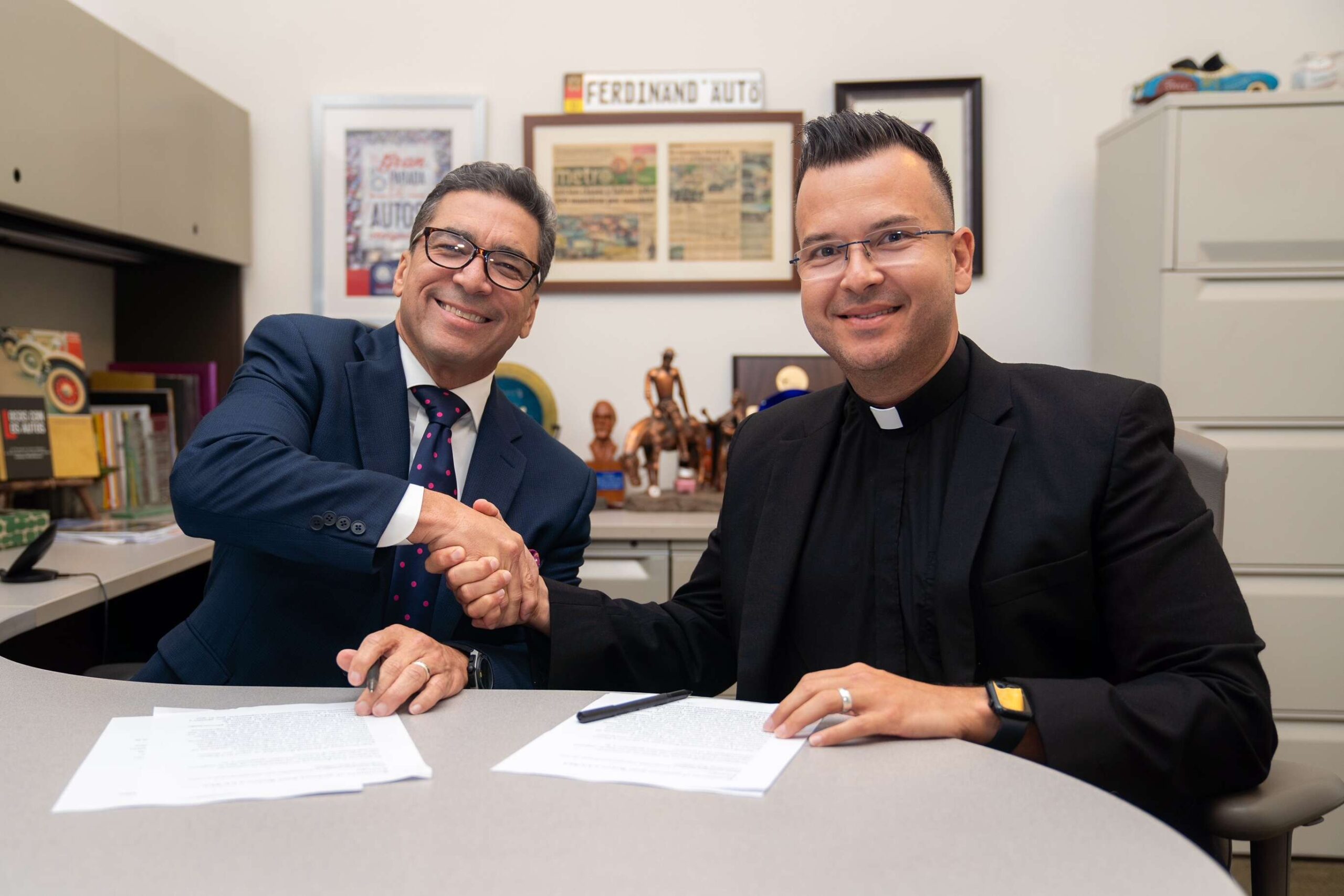 Ferdinand Pérez se une al padre Orlando Lugo para producir teatro