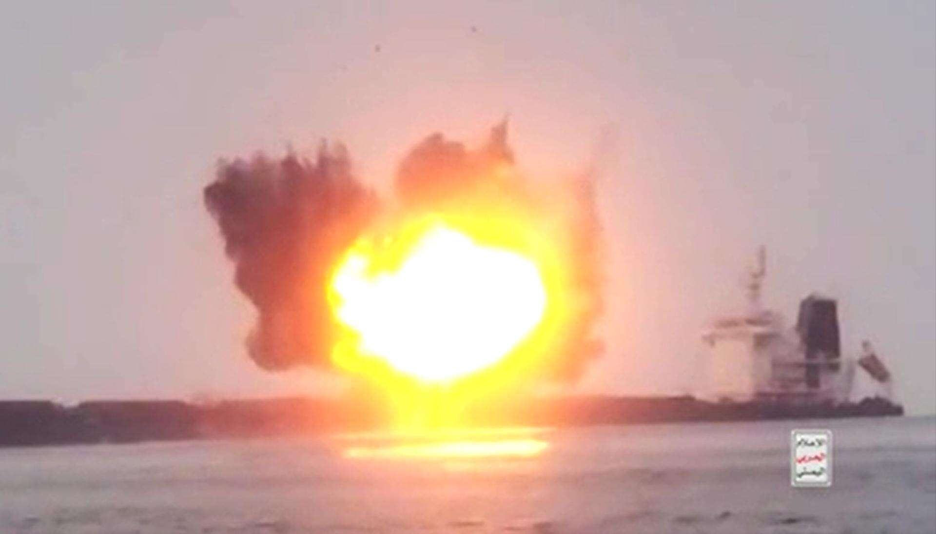 Hutíes confirman que hundieron carguero griego tras un ataque con «nuevas armas» y drones