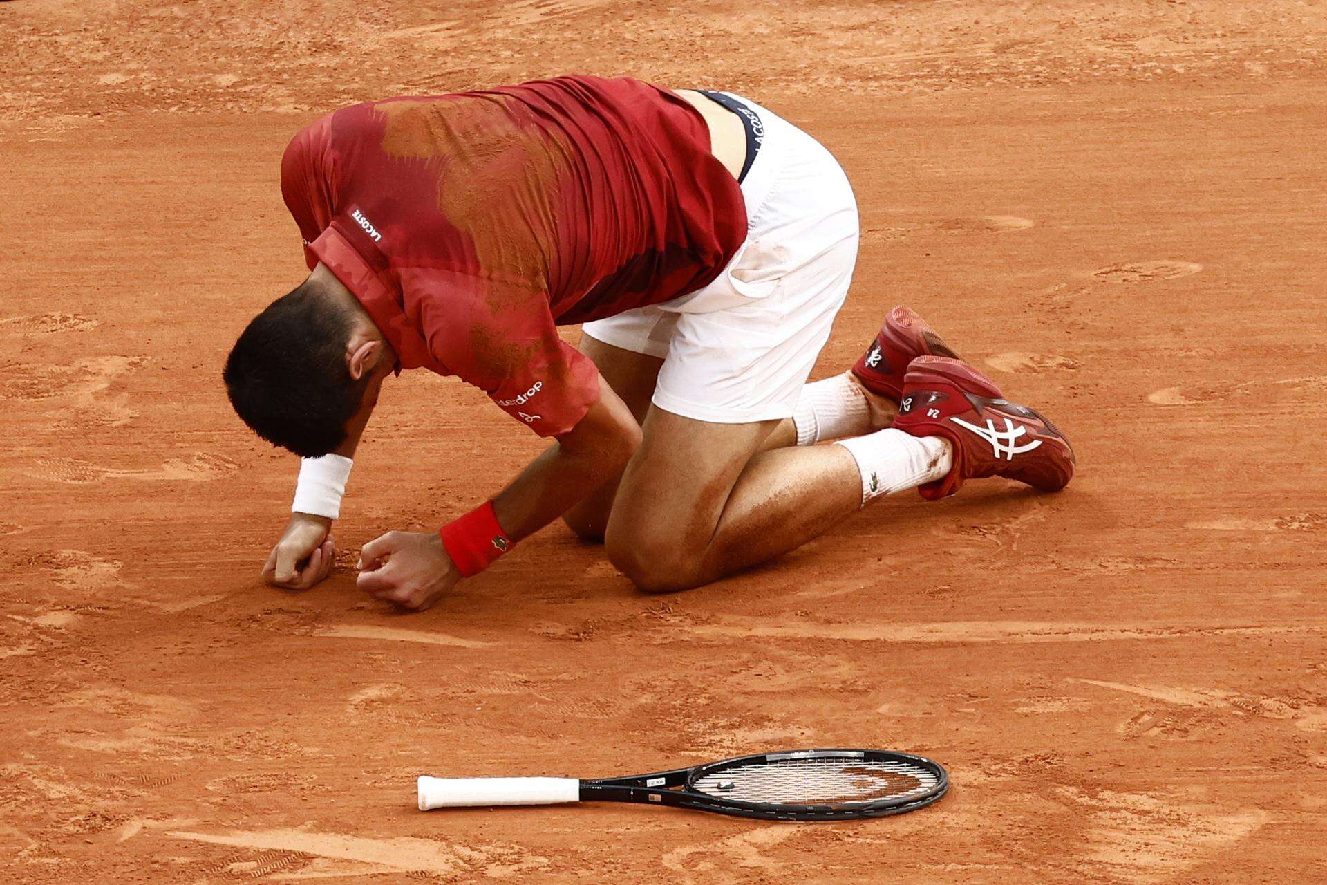 Djokovic se retira de Roland Garros por lesión en la rodilla derecha