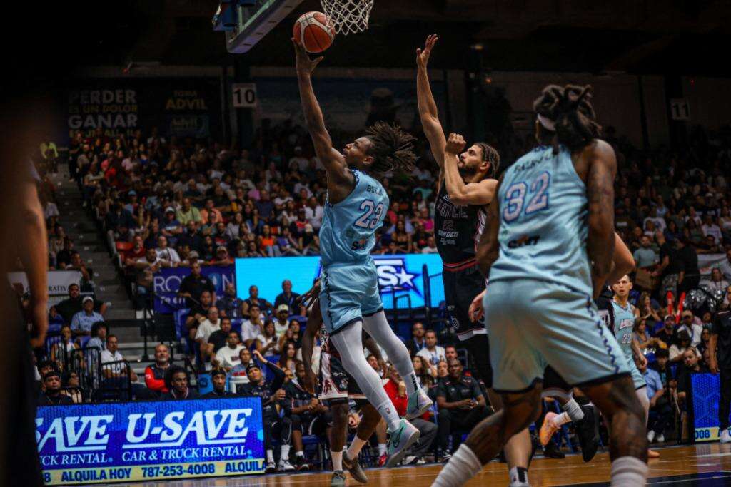 Mets toman ventaja y Osos empatan su serie en la postemporada del BSN