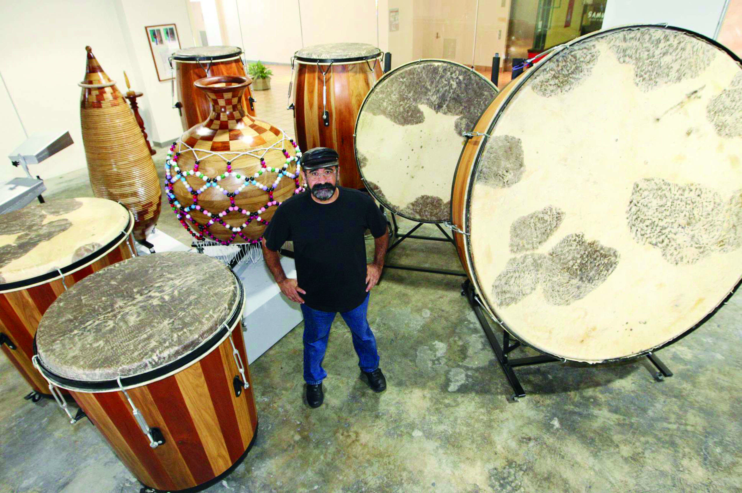 Tambores gigantes en el Choliseo como parte de su aniversario