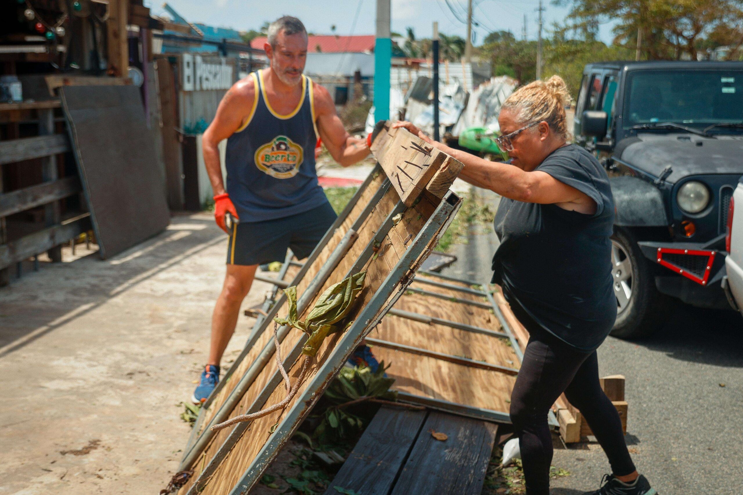 Dueños de restaurantes en Las Croabas angustiados por su futuro tras el paso de Ernesto