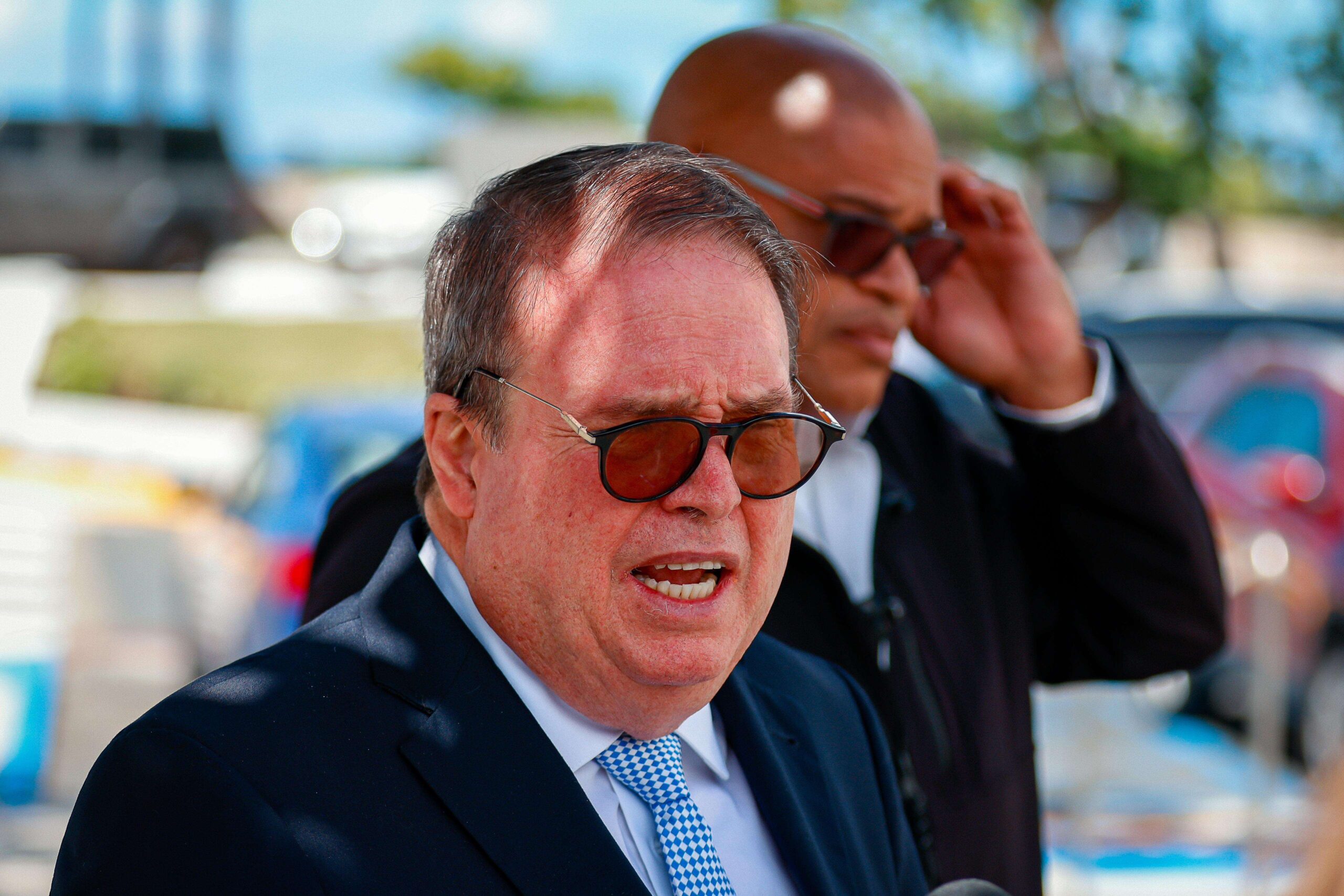 Senado accede a reunirse con Domingo Emanuelli a puerta cerrada