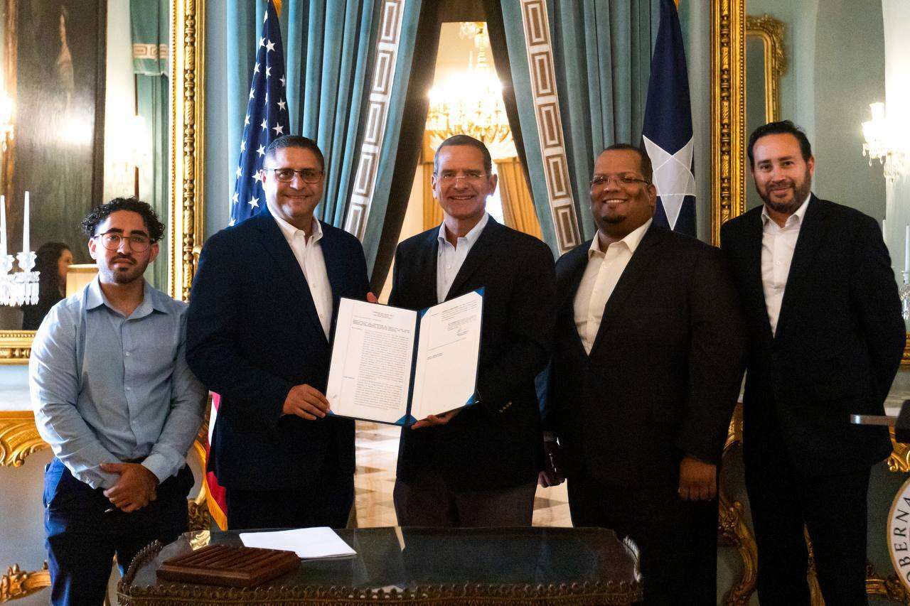 Gobernador firma la Revisión Integral del Plan de Ordenación Territorial de Naranjito