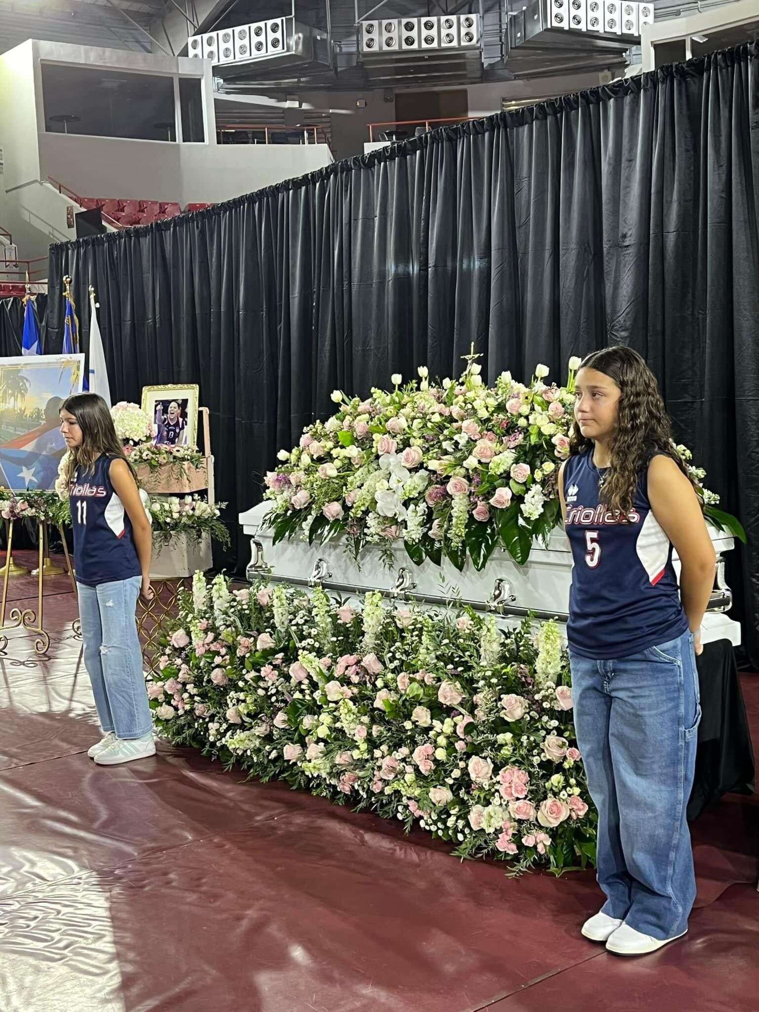 Familiares y amigos dan su último adiós a la voleibolista Pilar Marie Victoriá