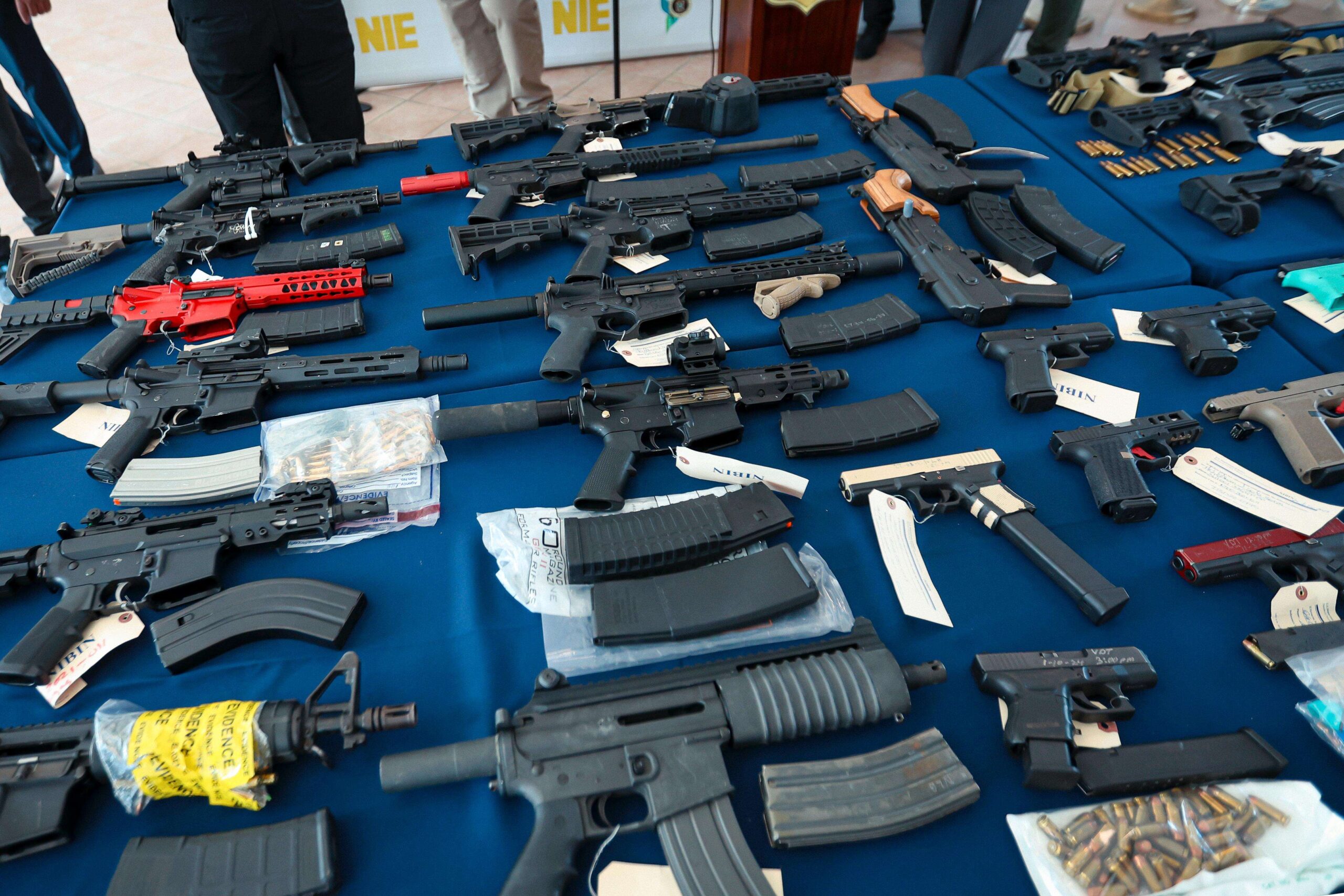 Tres fugitivos y 12 arrestados por venta ilegal de armas