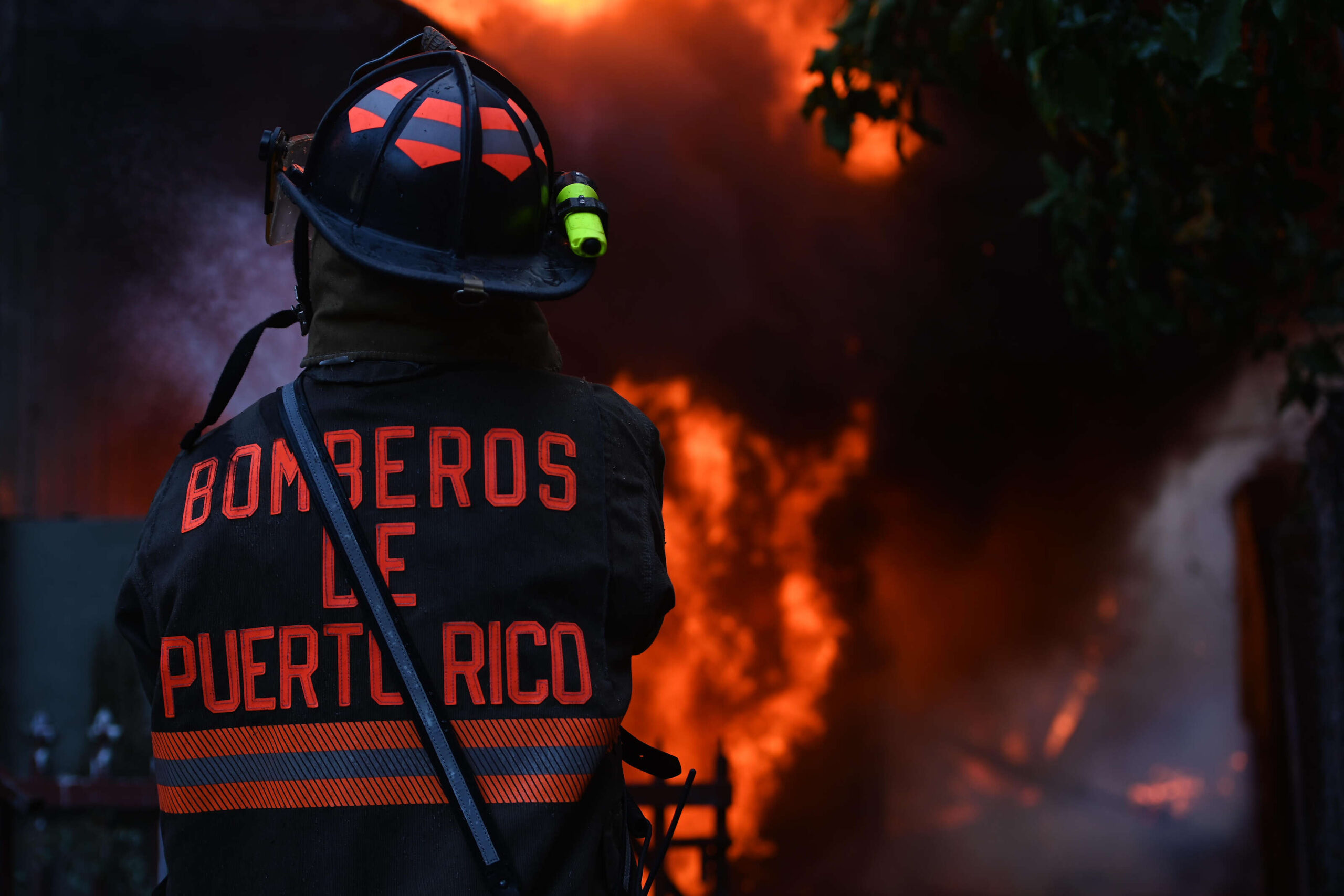 Bomberos hallan cuerpo calcinado tras fuego en Arecibo