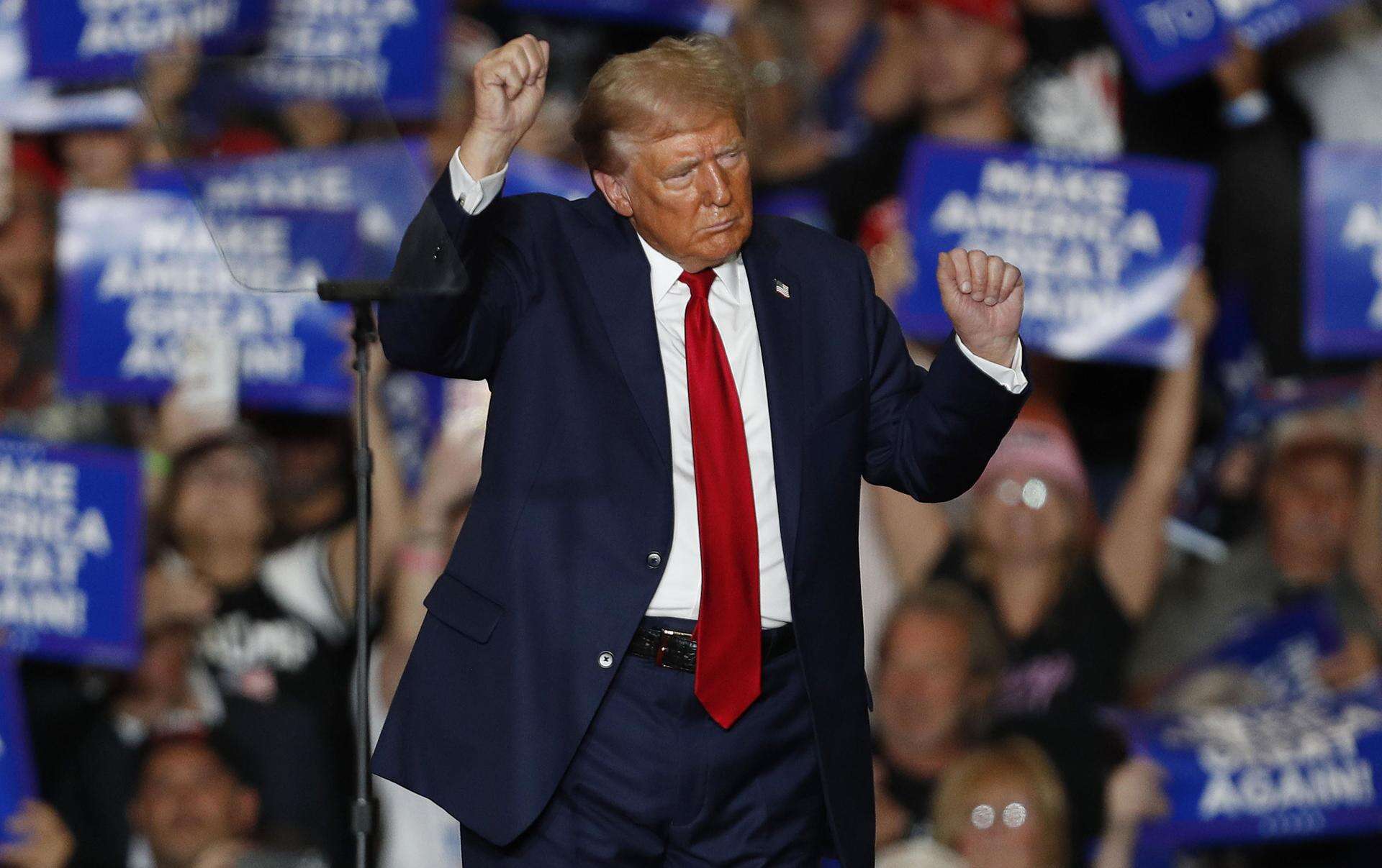 Trump busca desestimar dos cargos por el asalto al Capitolio citando un fallo del Supremo